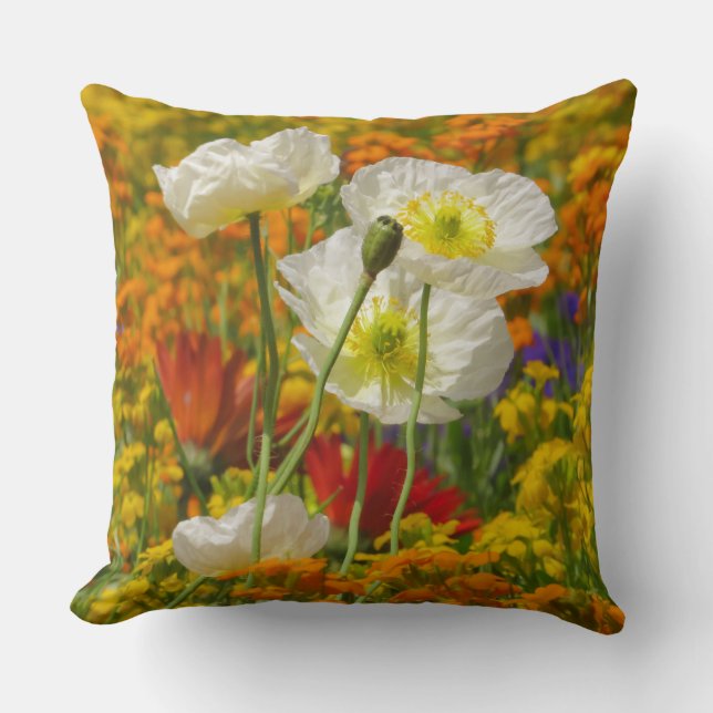 Almofada Copiáceos brancos crescendo ao redor das flores co (Frente)