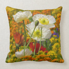 Almofada Copiáceos brancos crescendo ao redor das flores co