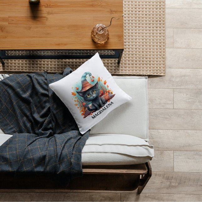 Almofada Cor de Água Preta do Halloween (Black Cat With Hat Custom Name Halloween Throw Pillow)