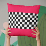 Almofada Cor-de-rosa claro e tabuleiro<br><div class="desc">Um padrão clássico de xadrez preto e branco, com um rosa vibrante brilhante.</div>