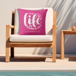 Almofada Cor-de-rosa quente com vida de piscina<br><div class="desc">Faça uma declaração para sua casa ou dê como presente divertido,  este travesseiro rosa quente ao ar livre apresenta seu nome familiar,  ano estabelecido,  e "as praias do cuz da vida Piscina são salgadas" em letra chic. CORRESPONDENTE a itens e mais cores na nossa coleção.</div>