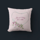Almofada Coração Floral de Fita com Travesseiro decorativo<br><div class="desc">Flores cor-de-rosa com buquê verde de maria no coração branco de fita de cetim em fundo de textura rosa macia. Pode ser usado para aniversário ou presente de casamento.</div>