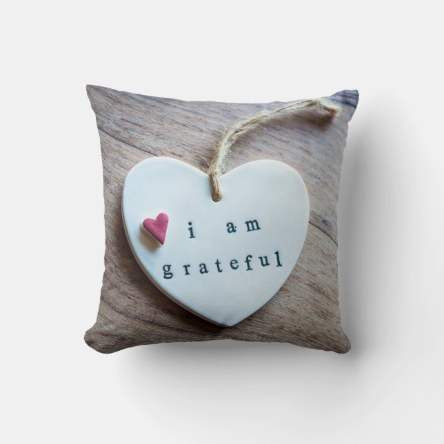 Almofada Corações Brancos E Vermelhos Na Madeira (Frente)