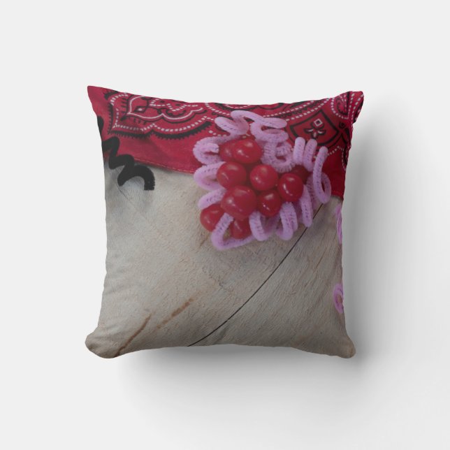 Almofada Corações Vermelhos e bandana ocidental com castanh (Frente)