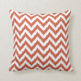 Almofada Coral escuro e Chevron boémio branco