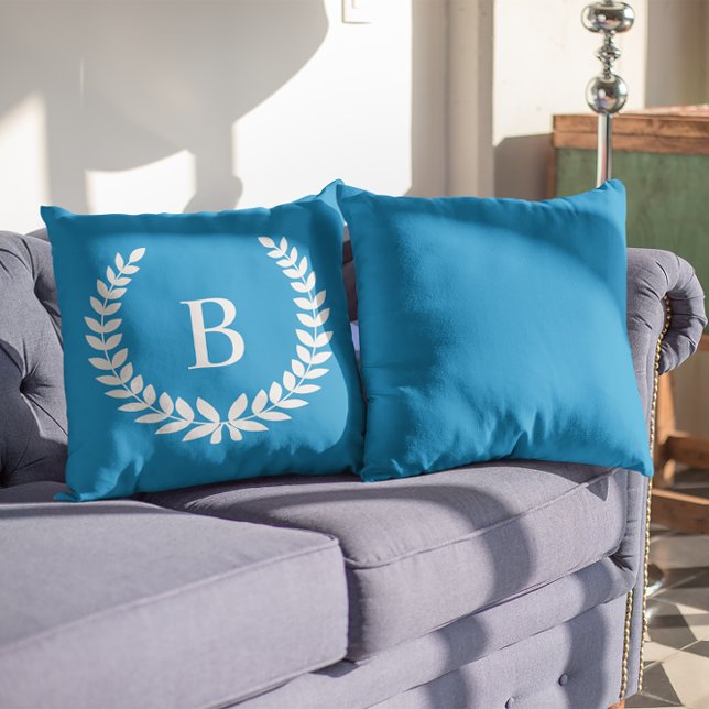 Almofada Coroa de Louro Branco Monograma Moderno (White Laurel Wreath Modern Monogram Outdoor Pillow)