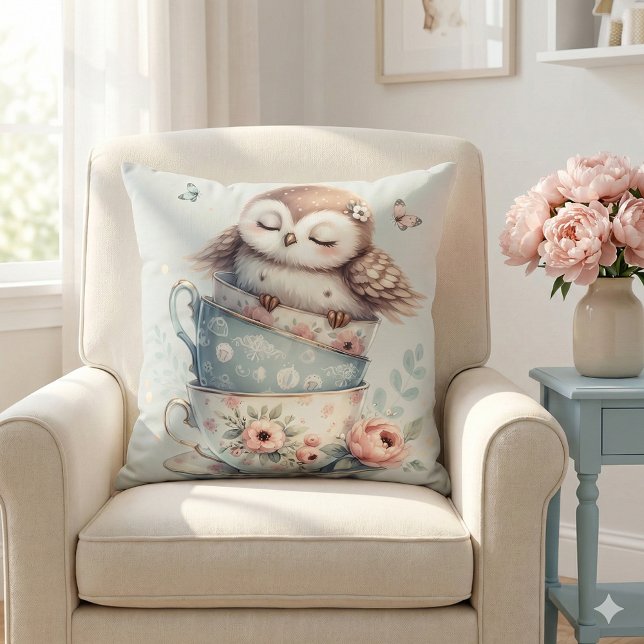 Almofada Coruja Adormecida em Xícaras de Chá Florais Empilh (Sleeping Owl in Stacked Floral Teacups Throw Pillow Mockup A)