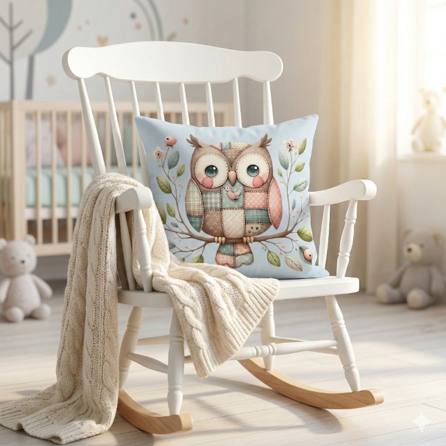 Almofada Coruja de Patchwork na Floresta Caprichosa (Patchwork Owl in Whimsical Woodland Throw Pillow Mockup A)