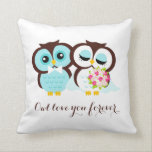 Almofada Corujas de noiva e de noivos<br><div class="desc">Travesseiro decorativo adorável apresenta uma ilustração fofa de duas corujas e é perfeito para casamentos ou aniversários. Personalize-o com sua data de casamento, nomes ou qualquer texto de sua escolha.</div>