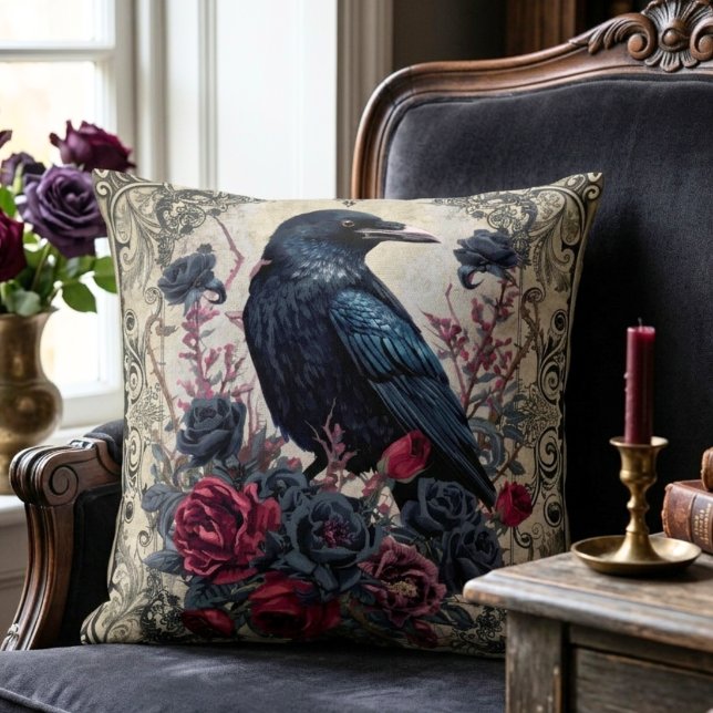 Almofada Corvo Gótico e Rosas (Dark Academia Gothic Raven floral throw pillow)