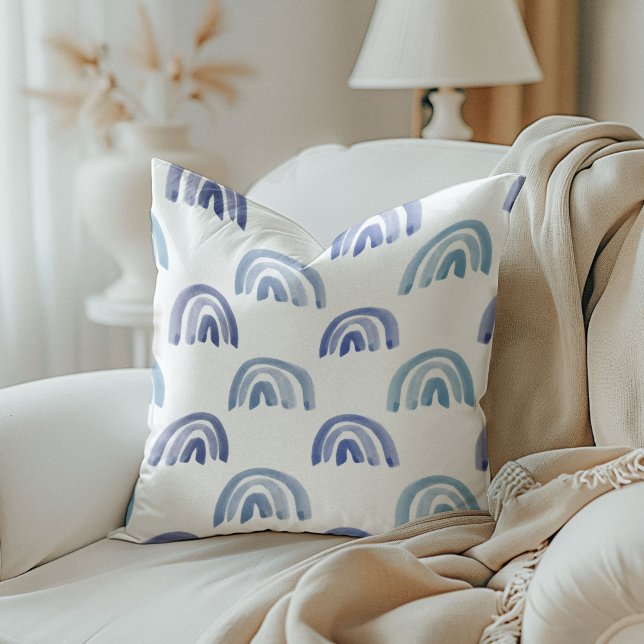 Almofada Cotovelo-d'água arco-íris em azul reversível (Watercolor Rainbows in Blue Reversible Throw Pillow)