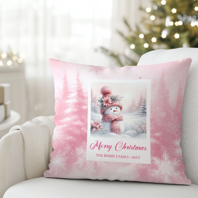 Almofada Cozy Pink Snowman Winter Scene Christmas Pillow (Cozy Pink Snowman Winter Scene Christmas Pillow)