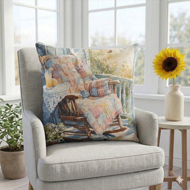 Almofada Cozy Porch com Quilt e Lemonade Charm (Cozy Porch with Quilt and Lemonade Charm Throw Pillow Mockup A)
