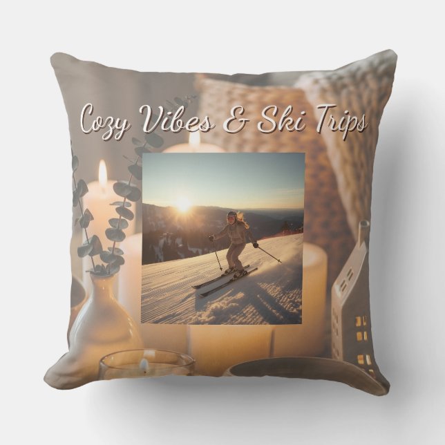 Almofada Cozy Ski Trip Throw Pillow | Mountain Lifestyle (Frente)
