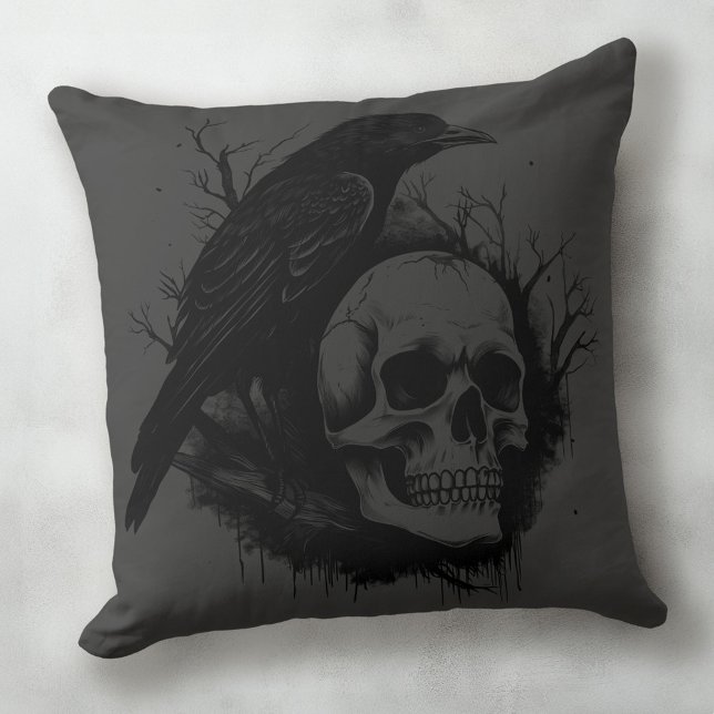 Almofada Crânio sutil e corvo preto cinza Halloween (Subtle skull and crow black gray Halloween Throw Pillow)
