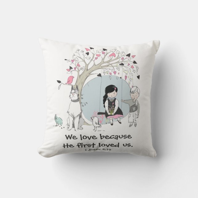 Almofada Crianças na árvore Swing 1 John 4:19 (Frente)