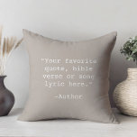 Almofada Crie sua própria cotação<br><div class="desc">Crie seu próprio travesseiro decorativo de cotação personalizado. Apresenta tipografia minimalista da máquina de escrever.</div>