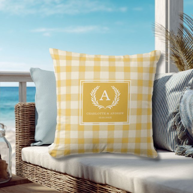 Almofada Crista de Monograma em Xadrez Amarelo (Yellow Gingham Monogram Crest Throw Pillow)