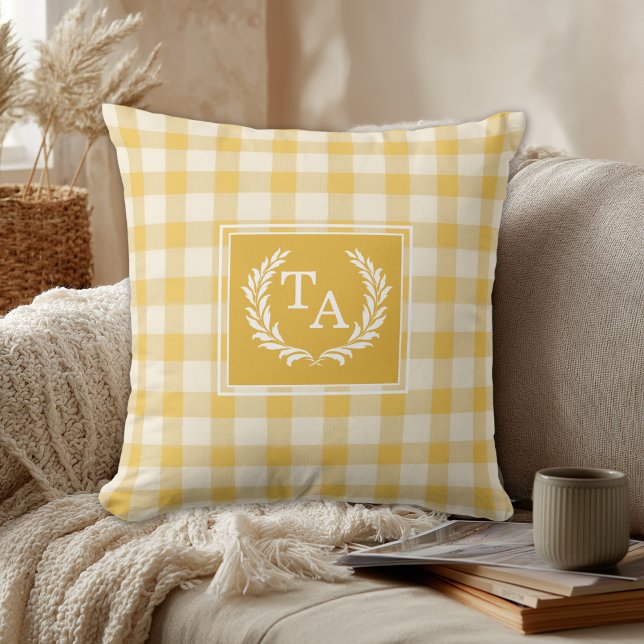 Almofada Crista de Monograma em Xadrez Amarelo (Yellow Gingham Monogram Crest Throw Pillow)