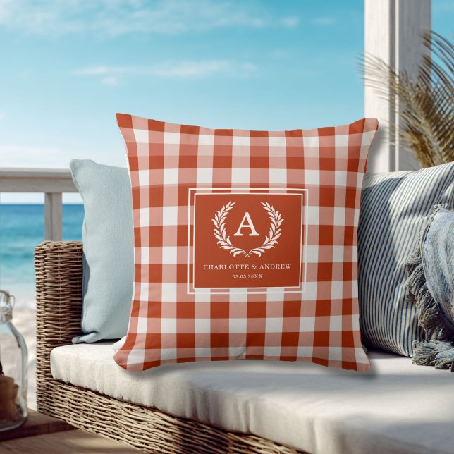 Almofada Crista de Monograma Xadrez Laranja Vermelho (Brown Gingham Monogram Crest Throw Pillow)