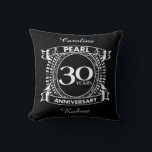 Almofada crista pérola do 30 de aniversário de casamento<br><div class="desc">Uma design romântica para comemorar seu 30 ano de casamento. Se você quiser alguma ajuda para personalizar este design, por favor, entre em contato comigo, eles podem pedir a este botão do designer, logo abaixo deste texto. Esta crista de 30 anos de aniversário de casamento tem o texto pérola, já...</div>