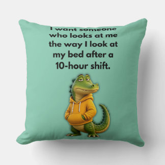 Almofada Crocodilo Engraçado com Capuz Amarelo em Fundo Ver