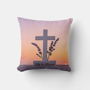 Almofada Cruz branca minimalista adornada com lavanda