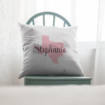 Almofada Curly Script Name Pink Texas<br><div class="desc">Mapeie a forma do estado do Texas em tom bonito contra o rosa. As cores do texto,  do fundo e do formato do gráfico digital são personalizáveis. Escolha sua cor favorita para criar sua própria lembrança.</div>