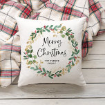 Almofada Curto e Script Modernos | Feliz Natal<br><div class="desc">Este travesseiro de Natal simples e na moda apresenta uma coroa estonteante de aquarela com folhas verdes e falsas de ouro e groselhas vermelhas,  e uma tipografia moderna preta que diz "Feliz Natal" em um fundo branco.</div>