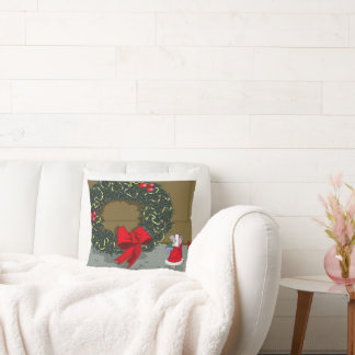 Almofada Cute Holiday Pillow with a mouse and wreath.