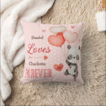 Almofada Cute Panda ama Dia de os namorados de Balões de Co<br><div class="desc">Este travesseiro decorativo apresenta um adorável urso panda segurando balões em forma de coração com um espaço para escrever sua mensagem de amor. Perfeito como presente do Dia do Namorados, surpresa de aniversário, uma maneira pensativa de mostrar seu amor, este travesseiro é um lembrete amoroso da alegria que você compartilha....</div>