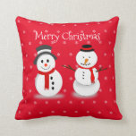 Almofada Cute Snowman Winter Snow Red Merry Christmas Kids<br><div class="desc">Um boneco de neve divertido, tema de Natal ou inverno. Bonitos bonitos bonitos bonitos bonecos de desenho animado com chapéus de inverno estripados, um cachecol vermelho, olhos de botão, nariz de cenoura, e um grande sorriso. Os flocos de neve brancos caem atrás deles com um reflexo branco de neve debaixo...</div>