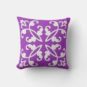 Almofada Cutwork laçado - branco sobre o roxo do amythyst