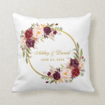 Almofada Da grinalda floral de Borgonha da aguarela<br><div class="desc">Da grinalda floral de Borgonha Marsala da aguarela travesseiro Dourado da lembrança do casamento</div>