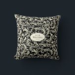 Almofada Damasco Pessoalizado Amarelo e Preto<br><div class="desc">Esta almofada decorativa de damasco amarelo e preto combina um contraste ousado com uma elegância atemporal. O rico fundo preto realça lindamente o suave padrão de redemoinho floral amarelo, criando um design refinado e atraente. No centro, uma área de texto personalizável permite que você adicione nomes, datas ou mensagens pessoais,...</div>