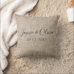 Almofada Data do casamento dos nomes de Casais russos<br><div class="desc">Apresentando nosso Casal Russo Travesseiro decorativo de Casamento! Este travesseiro decorativo encantador apresenta um design rústico com tipografia elegante, perfeito para celebrar seu dia especial. Personalize com seus nomes e data de casamento para criar uma manutenção única e significativa. Ideal para decoração domiciliar ou como um presente pensativo, este travesseiro...</div>