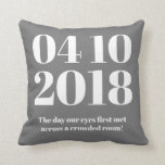 Almofada Data Especial Personalizada Moderna<br><div class="desc">Um travesseiro de data personalizado ousado e marcante para sua ocasião especial. Perfeito para recém-casados manter como guardiã do dia do casamento - ou presente para qualquer ocasião especial (primeiro encontro, aniversário, tornou-se pai, comprou sua primeira casa). A vida é cheio de celebrações e este travesseiro de data de tipografia...</div>