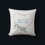 Almofada de Arremesso com Coração de Fita Branca e<br><div class="desc">Flores azuis aqua com buquê de hera verde em coração de fita de cetim branco em fundo salpicado de branco.
Nomes e data de casamento são editáveis.
Pode ser usado para presente de aniversário ou casamento.</div>