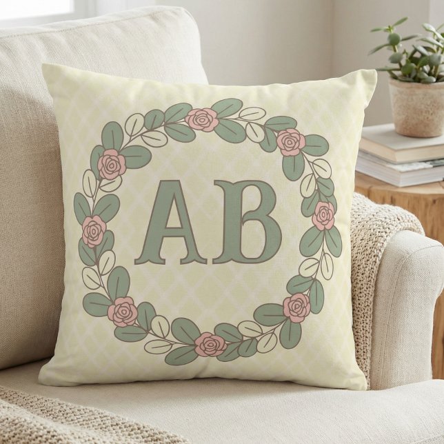 Almofada de Arremesso com Monograma de Grinalda de (Pastel rose wreath in soft green. pink and cream with initials in the center for a girly girl.)
