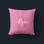 Almofada de Arremesso com Monograma de Letra Inici<br><div class="desc">Esta linda e estilosa almofada apresenta um arranjo elegante de nome (em branco) e inicial de monograma (em rosa quente) em um lindo fundo rosa. A almofada é fácil de personalizar digitando o nome e a inicial de sua escolha no modelo de personalização online antes de fazer o pedido. O...</div>