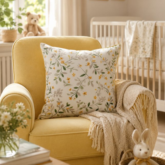 Almofada de Arremesso de Berçário Floral Botânico (Soft botanical floral pillow for a warm, timeless nursery and cozy home decor.)