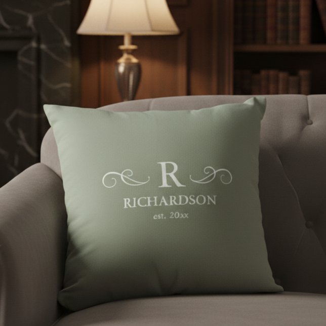 Almofada de Arremesso Monograma Sage Elegante (elegant custom monogram sage green throw pillow with est date, housewarming gift for new couples)