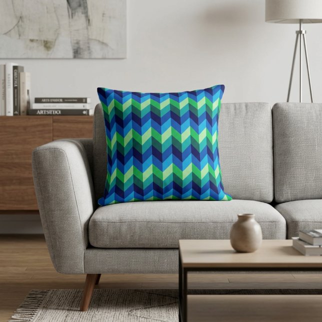 Almofada de Arremesso Ombre Chevron Azul Verde (Blue Green Ombre Chevrons Throw Pillow on a sofa in a modern style living room.)
