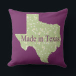 Almofada de Arremesso Quadrada Roxa Feita no Texas<br><div class="desc">Altere facilmente a cor do fundo para combinar com a sua decoração. As possibilidades de cores são infinitas. Isso também mudará a cor da frase Feita no Texas. Entre em contato comigo em ElizaBGraphics@aol.com se precisar de ajuda.</div>