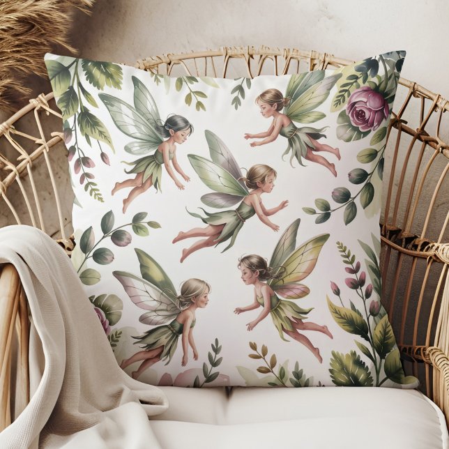 Almofada de lançamento botânica Fairycore Verde Sa (Sage Green Fairycore Botanical Throw Pillow in a boho neutral rattan armchair)