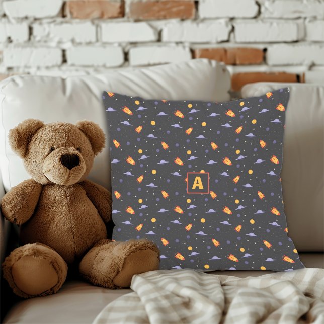 Almofada de lançamento com nome padrão de galáxia  (Galaxy pattern yellow gray name Throw Pillow.)