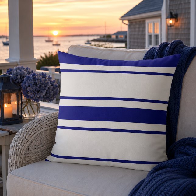Almofada de lançamento de faixa azul costeira (Classic blue striped throw pillow bringing timeless Cape Cod charm to elegant coastal living.)