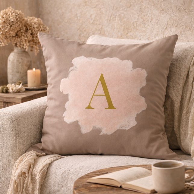 Almofada de lançamento de monograma com rubor de t (Soft taupe tones meet blush watercolor and a gold monogram for refined, feminine home layering.)