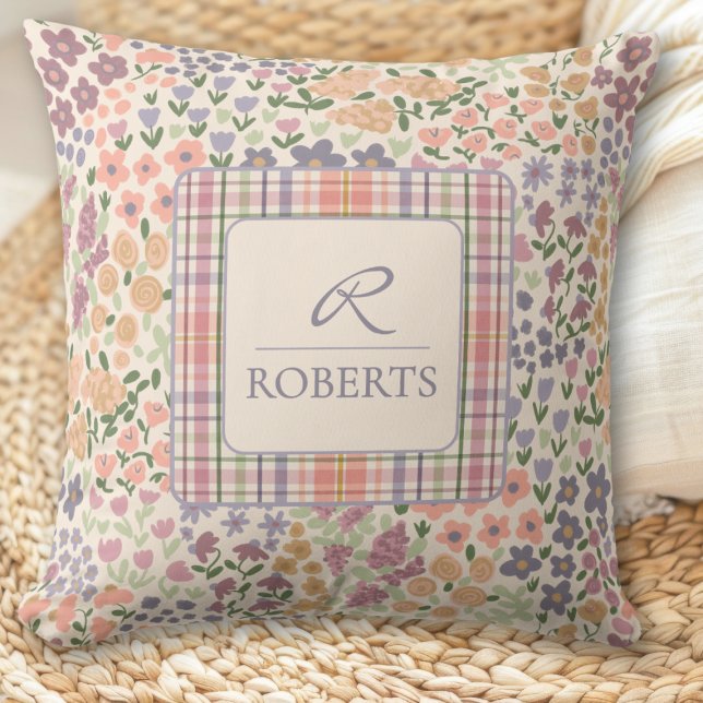 Almofada de lançamento floral e xadrez personaliza (Personalized Patchwork Floral & Plaid Throw Pillow – Custom Name & Initial)