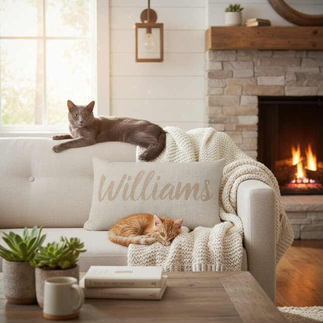 Almofada de Nome de Família em Caligrafia Rústica  (Custom family name lumbar pillow. Farmhouse style housewarming gift idea.)